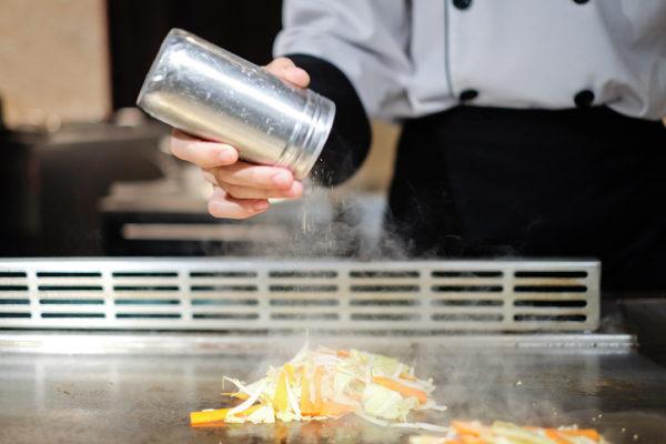 Cocinas japonesas especiando 